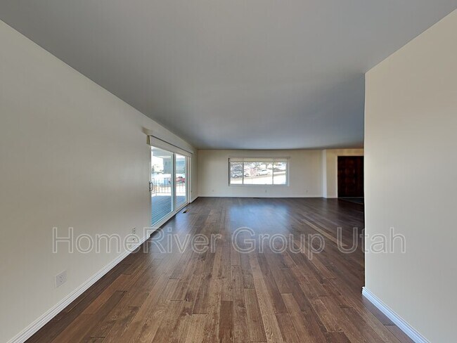 Building Photo - 3220 E Bernada Dr