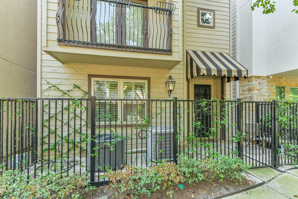 Foto principal - 5823 Lacy St