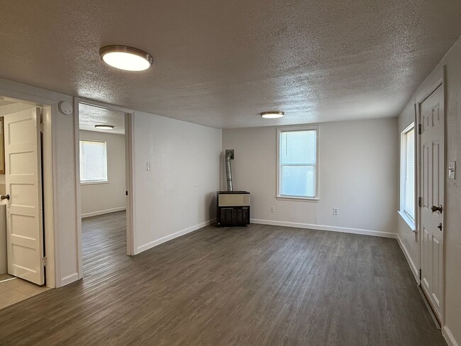 Building Photo - 1 Bed 1 Bath home with fenced yard and a s...