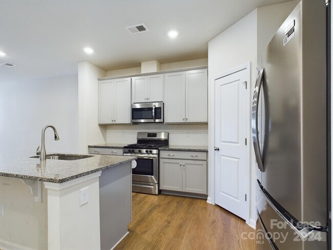 Foto del edificio - 15611 Country House St
