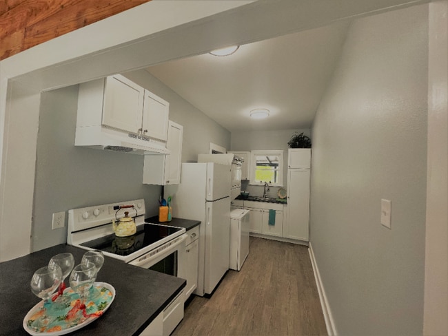 Building Photo - 715 W Hollywood Ave