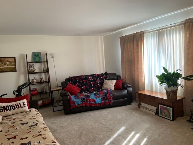 Foto del edificio - 395 Elk Blvd