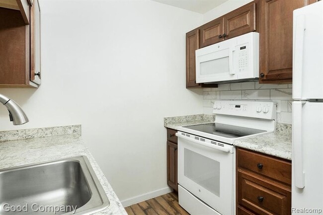 Building Photo - 525 Fairbrook St