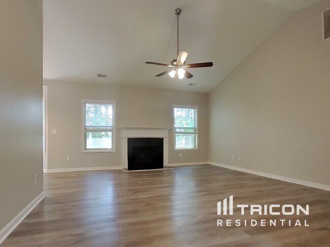 Building Photo - 652 Amberwood Dr