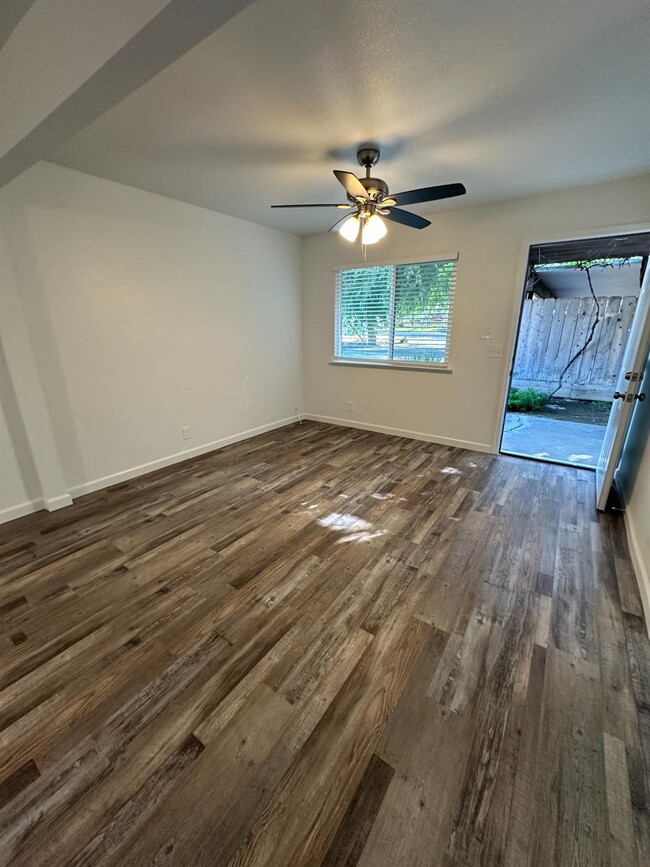 Foto del edificio - 1069 Cherry Ln