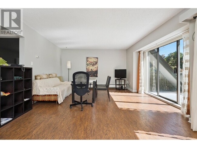 Photo du bâtiment - 4941-4941 Lougheed Hwy.