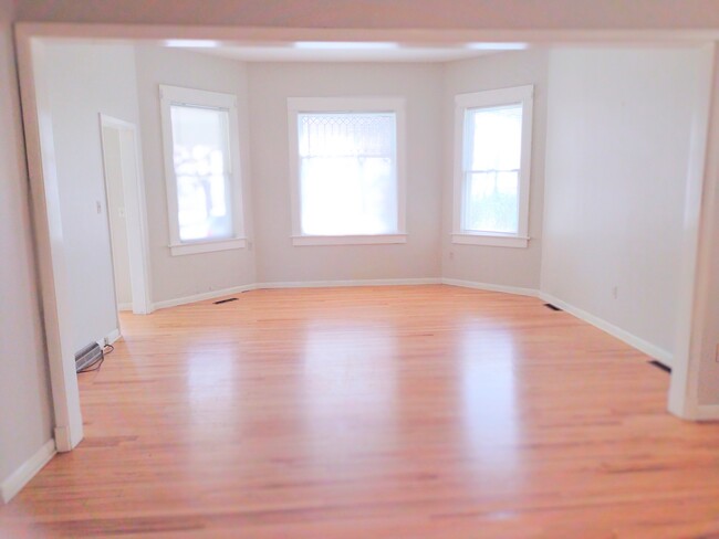 Living room - 1119 Commercial St