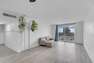 Building Photo - 6900 Bay Dr