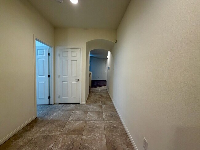 Building Photo - Beautiful 2260sqft 3bed 2.5bath with tile downstairs, carpet in Den & Living Room