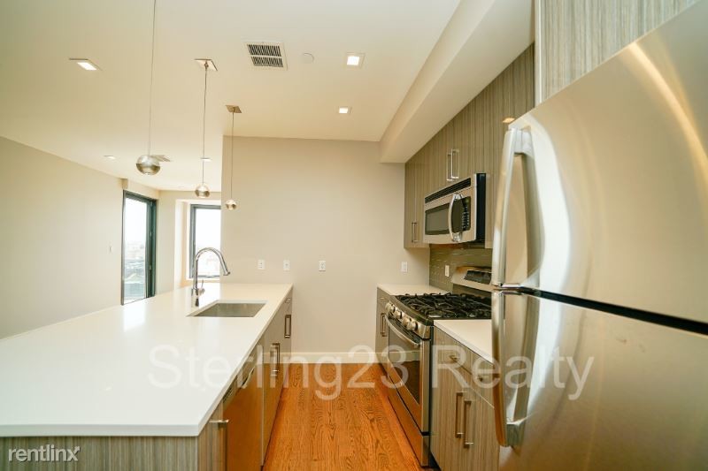 Primary Photo - 27-24 Hoyt Ave S