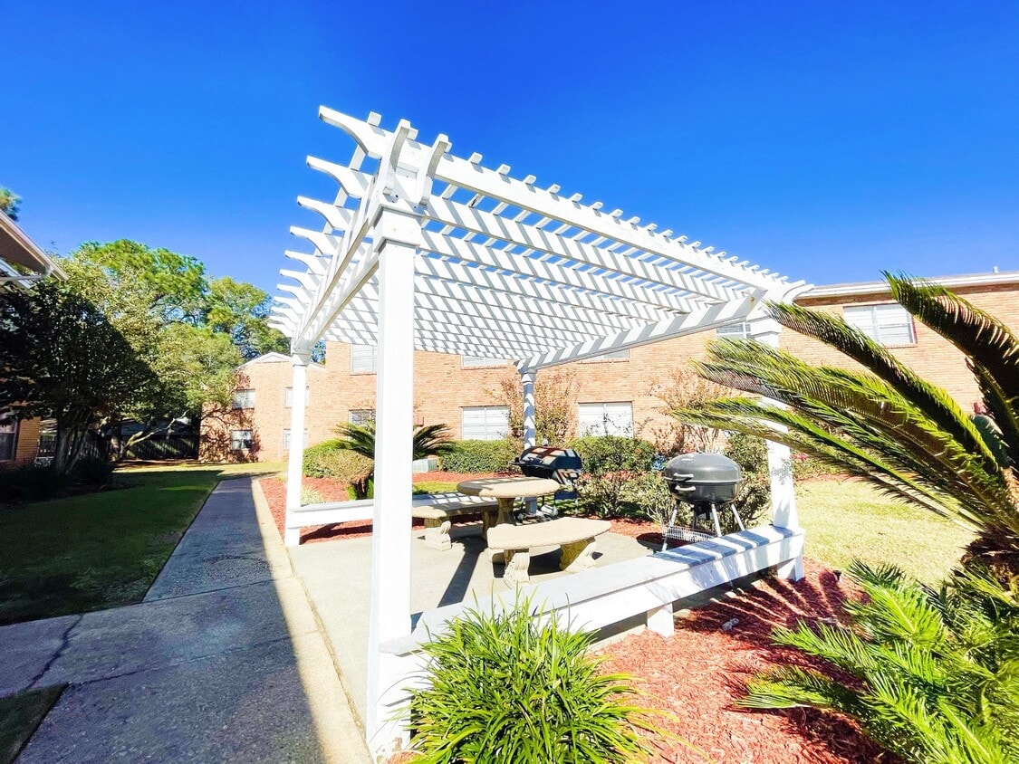 Building Photo - Colony House