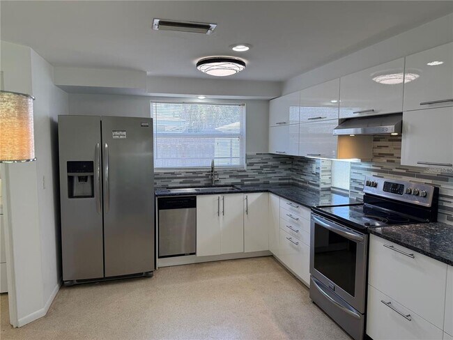 Foto del edificio - 8735 Dunmore Dr