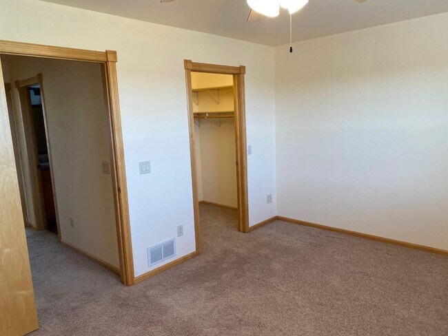 Building Photo - 807 Peace Ln
