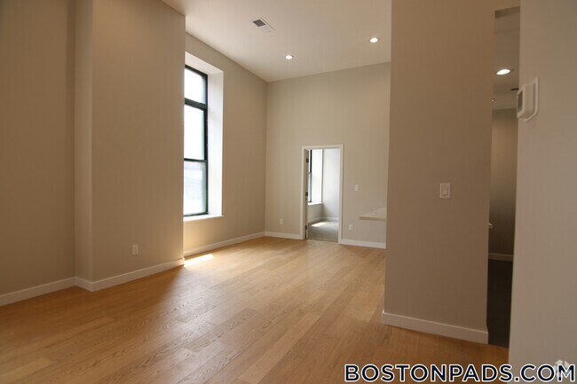 Building Photo - 1661 Washington St