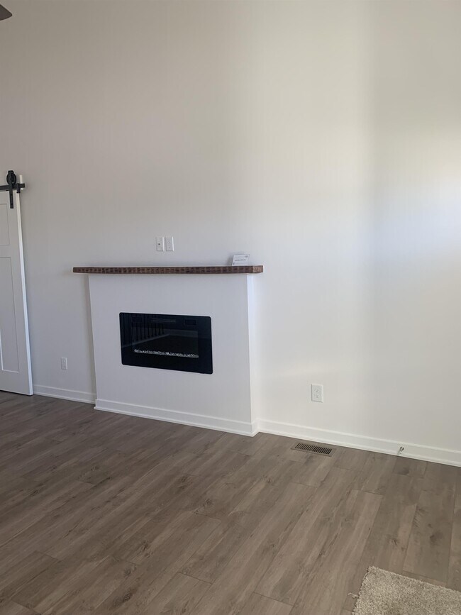 Building Photo - 1100 Westview Dr