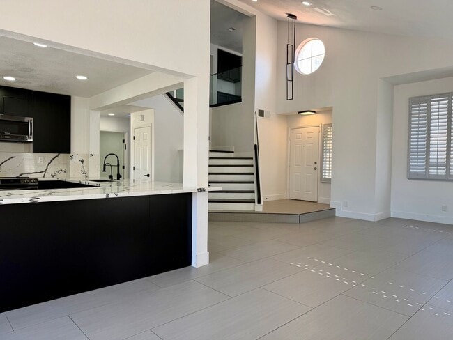 Building Photo - Gorgeous Lakes Pool Home