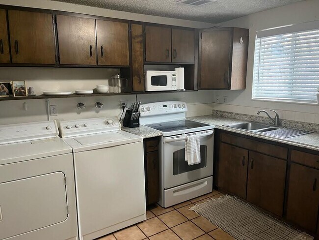 Foto del edificio - Remodeled 2 Bed 1 Bath, Apartment in Provo