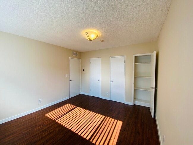Building Photo - Upstairs, WeHo Adjacent, Laminate Floors