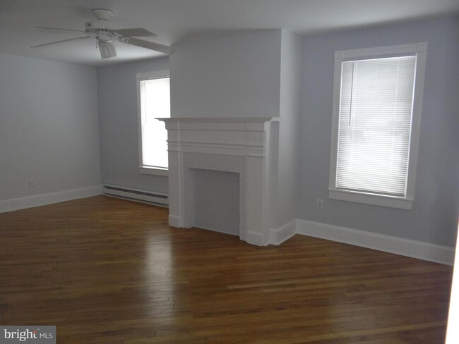 Building Photo - 574 Maple St