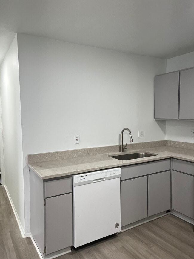 Kitchen - 420 Hill St