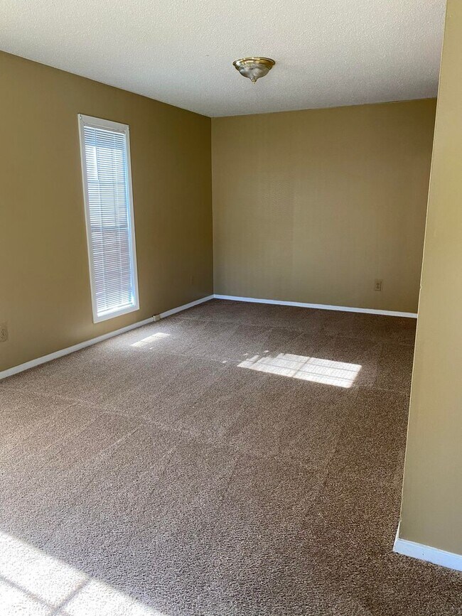 Building Photo - Cute 3BR 2 Bath