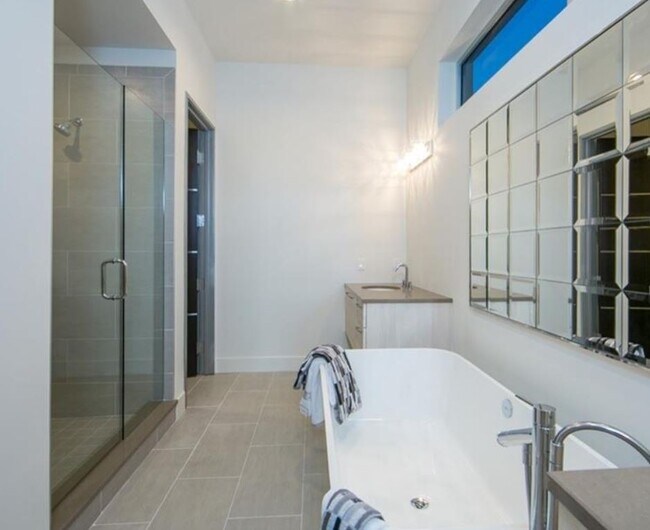 Master Bathroom - 221 Cosmopolitan Ct