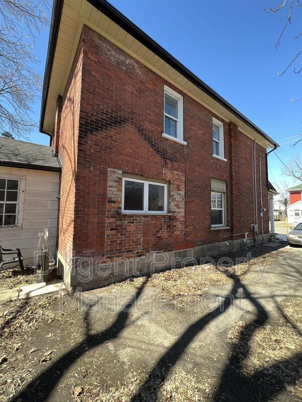 Building Photo - 265 Sherbrooke St