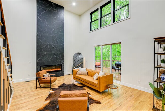 Foto del edificio - 930 Downey Dr