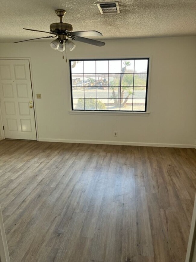 Foto del edificio - 3 BR 2 Bath