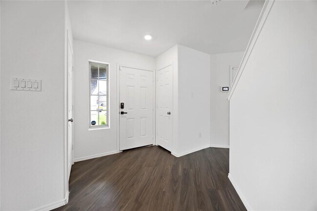 Foto del edificio - 14611 Broadbury Pond Rd