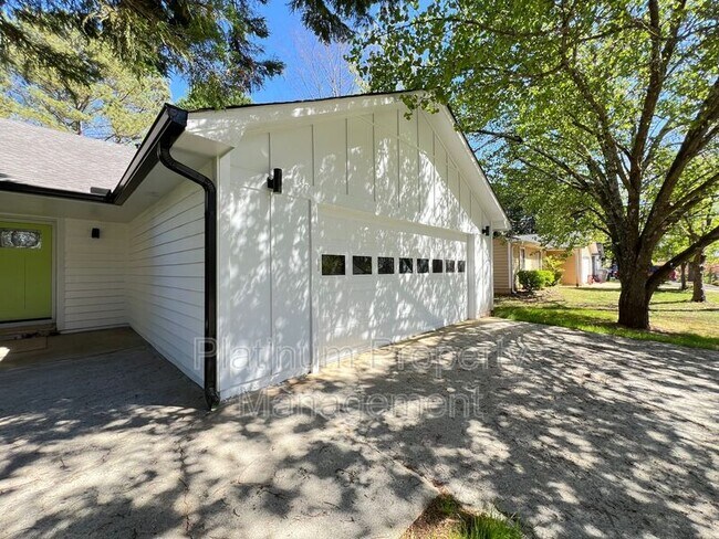 Building Photo - 1331 Buttercup Ct