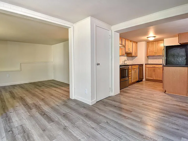 Building Photo - Newly Remodeled 2BR/1BA