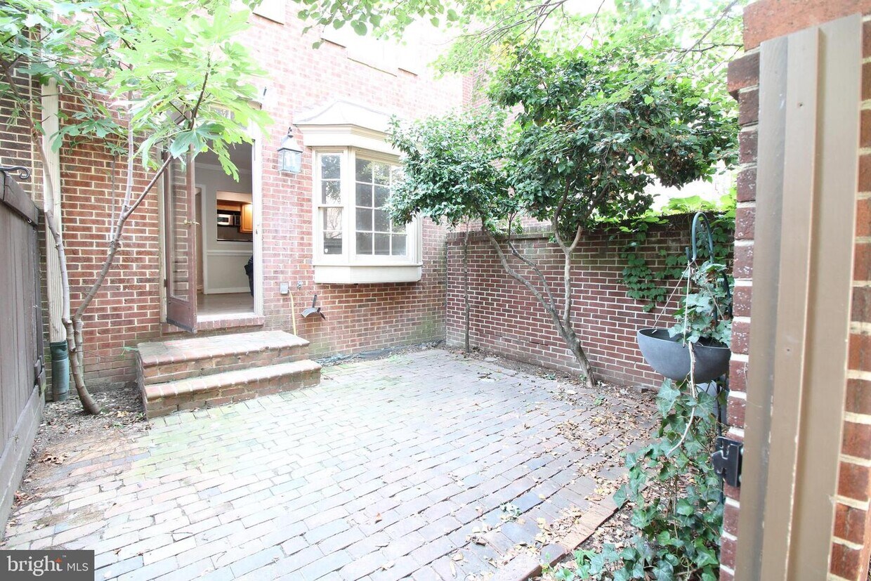 Primary Photo - 604 Pendleton St