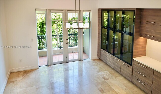 Foto del edificio - 615 Santander Ave