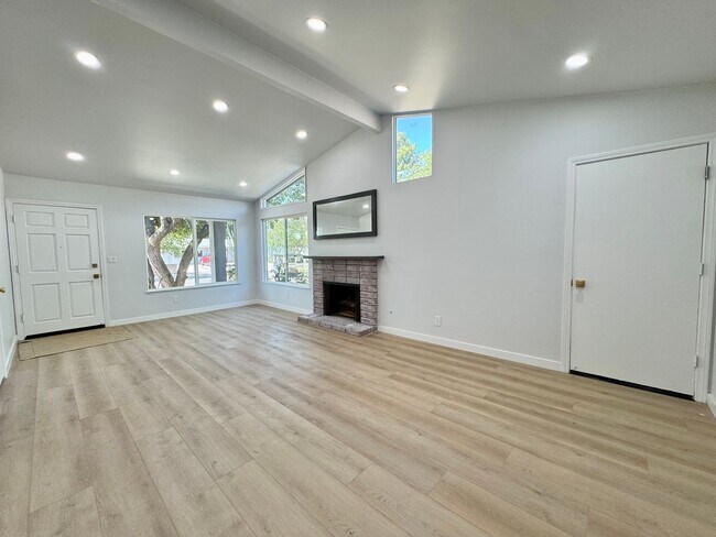 Foto del edificio - Newly Remodeled Gorgeous Open Floor Plan on a large Corner Lot
