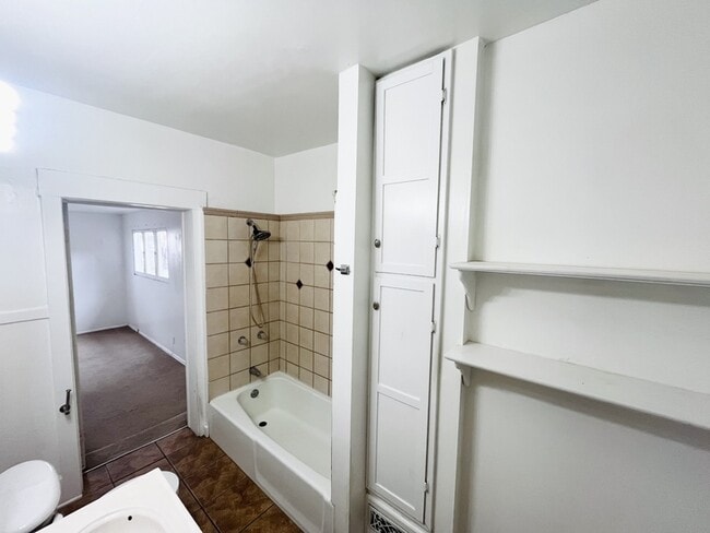 Foto del edificio - 925 E Wilson Ave