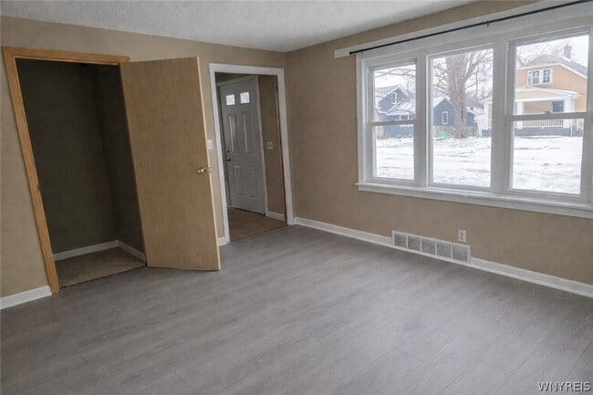 Building Photo - 67 Rose Ave