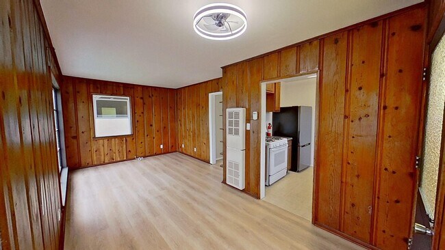 Foto del edificio - 212 1/2 Knoxville Ave, Huntington Beach: 1 Bed 1 Bath Unit With Private Garage and Yard!