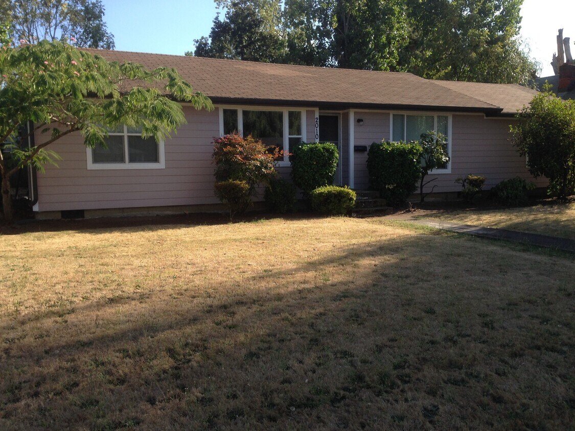 Large house in SW Eugene with forced air h... - Large house in SW Eugene with forced air h...