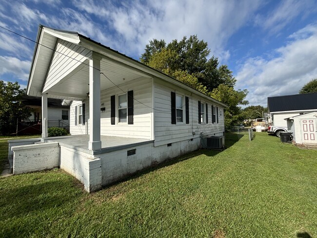 Building Photo - 402 S 14th St