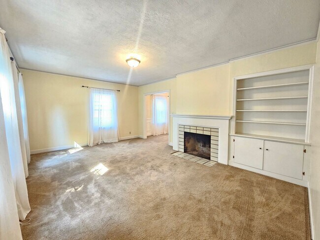 Foto del edificio - $2,100 - 3 Bed / 2 Bath Charming Home by G...