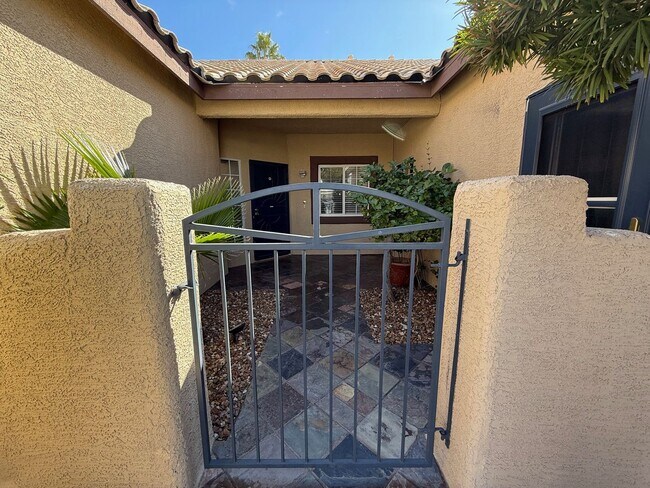 Building Photo - Green Valley Single Story 3 Bedroom 3 1/2 Bath 3 Car Garage in a Gated Community