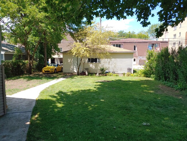 Building Photo - 1422 Oakwood Ave