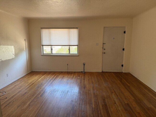 Foto del edificio - Nice 2 Br, 1 Bath house with the major app...