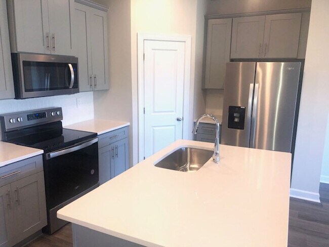 Foto del edificio - Newer Townhome with 1 Car Garage in Braemar Village! COMING SOON!