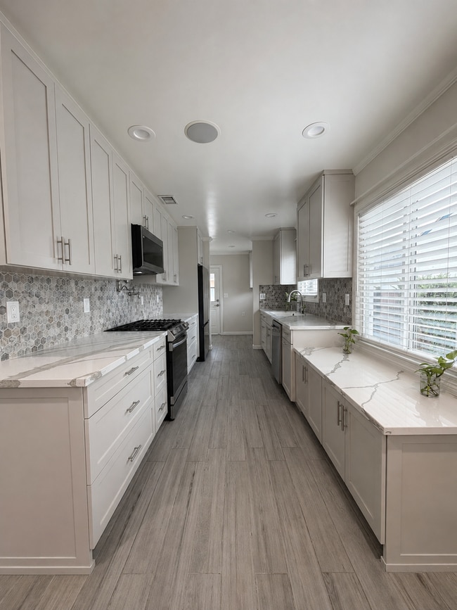 Building Photo - East Long Beach 3 bedroom 2 bath w/ bonus room