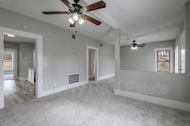 Foto del edificio - 200 W Caroline St