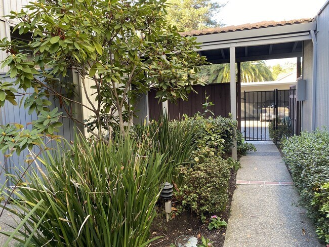 Building Photo - 20 Barneson Ave