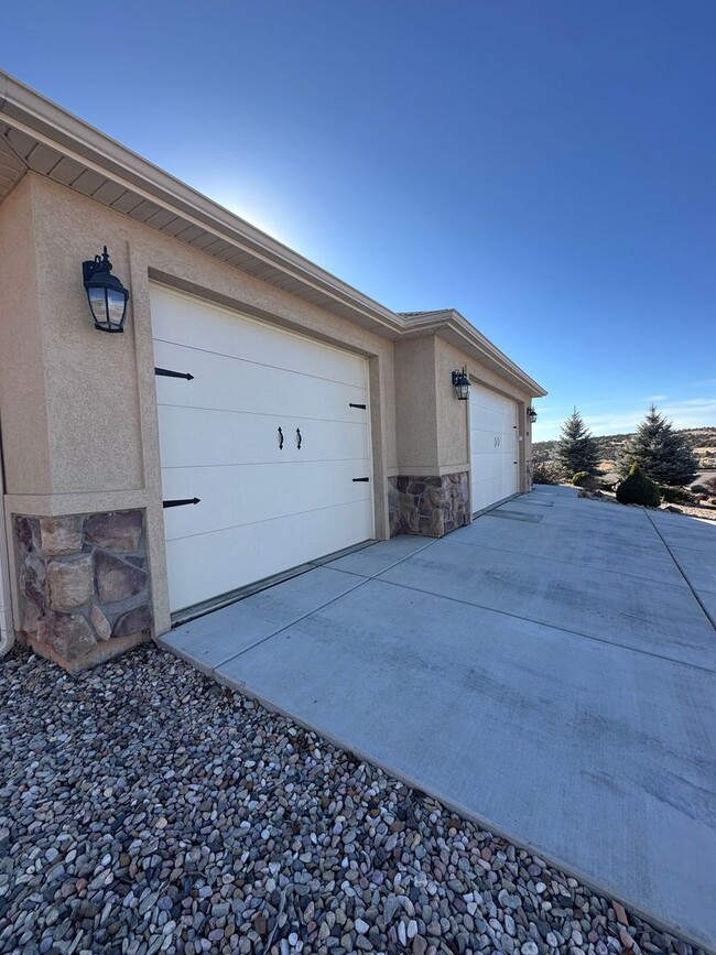 Building Photo - Charming home