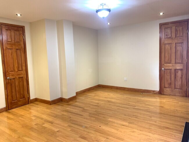 Building Photo - 511 W 189th St